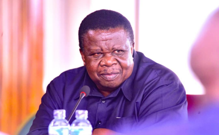 Which army officer carried Otafiire in a sack when UPDF and Rwanda troops clashed in Kisangani?